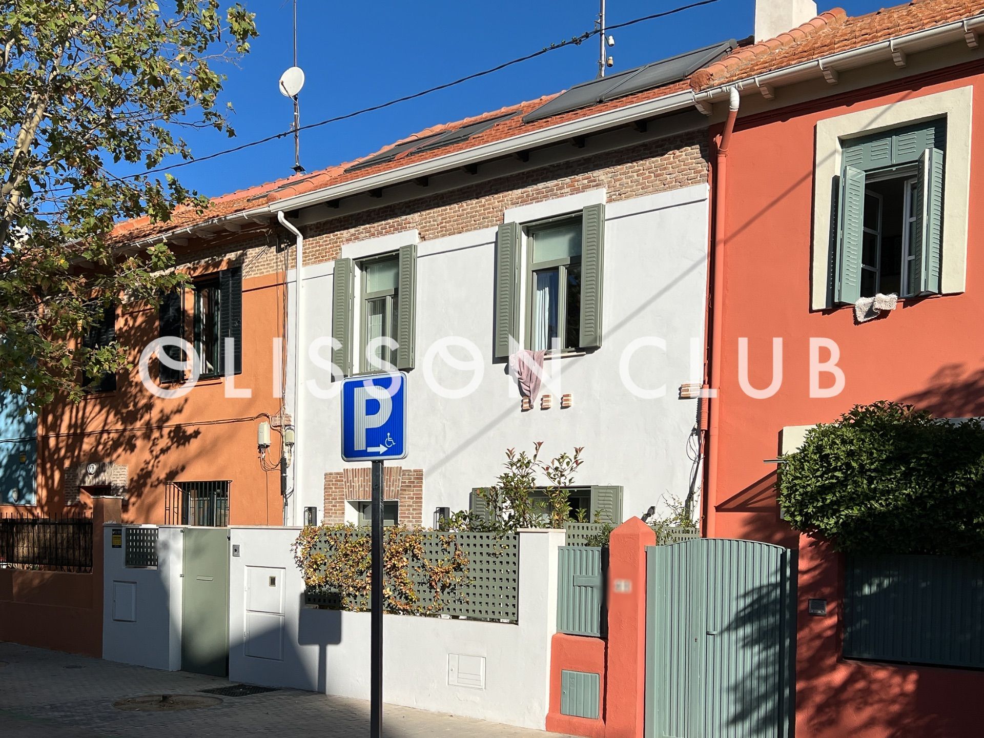 Vista exterior de Casa adosada en venda en  Madrid Capital amb Calefacció i Jardí privat