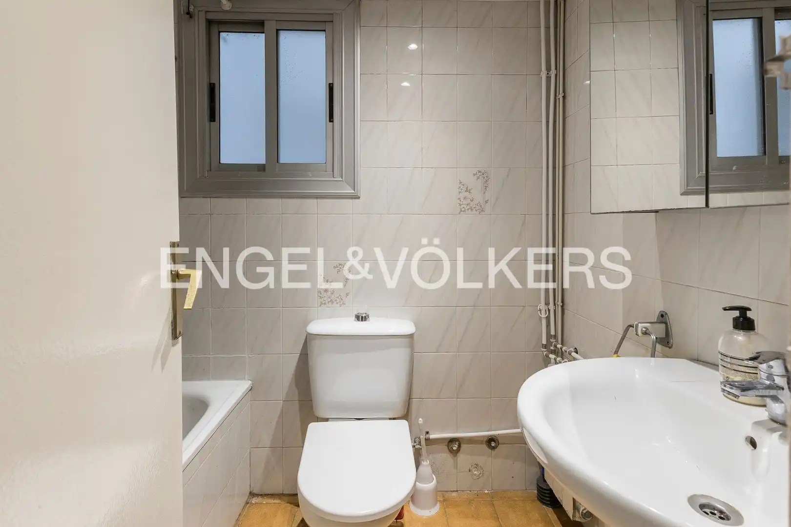 Bathroom of Flat for sale in Barcelona  with Heating