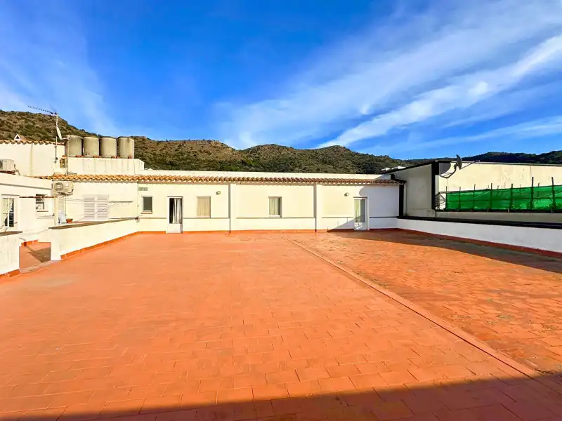Vista exterior de Edifici en venda en El Port de la Selva amb Alarma