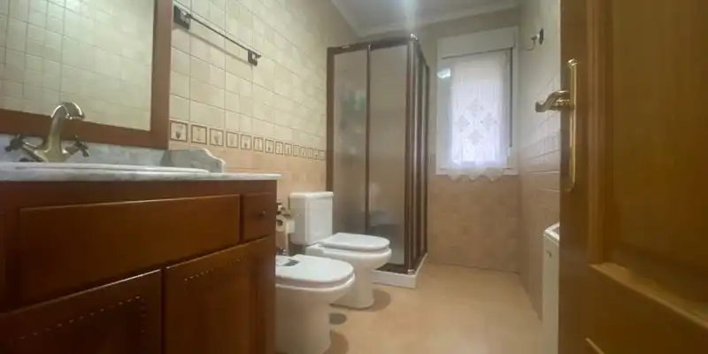 Baño de Casa o chalet en venta en Cangas del Narcea con Jardín privado, Terraza y Trastero