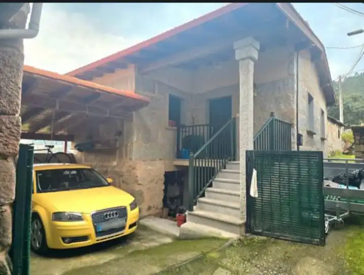 Vista exterior de Casa o xalet en venda en Ourense Capital  amb Calefacció, Parquet i Traster