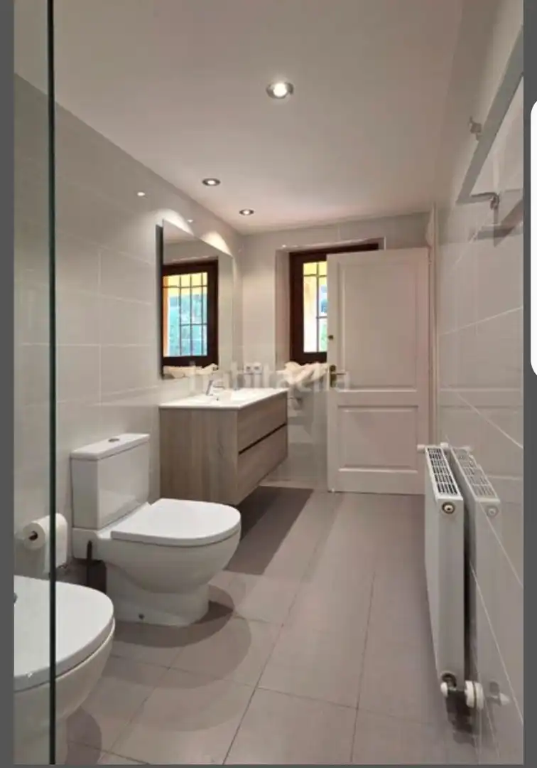 Baño de Apartamento de alquiler en Regencós con Aire acondicionado, Calefacción y Jardín privado