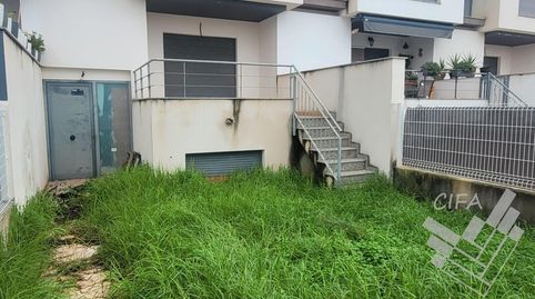 Casa de tres plantas con garaje, jardín y buhardilla en venta