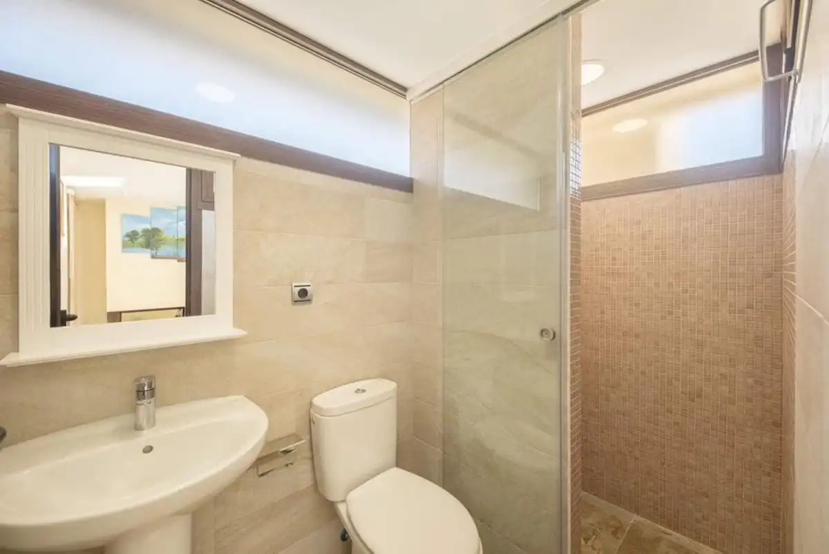 Baño de Ático de alquiler en Estepona con Aire acondicionado, Terraza y Piscina