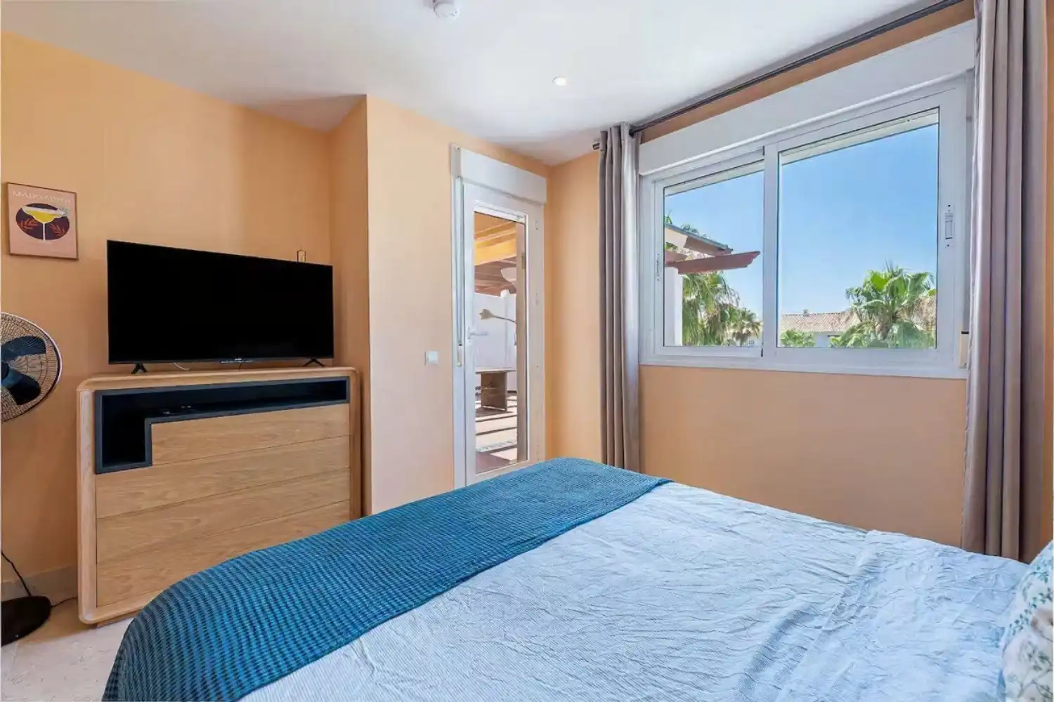 Habitación de Apartamento de alquiler en Estepona con Aire acondicionado, Terraza y Piscina