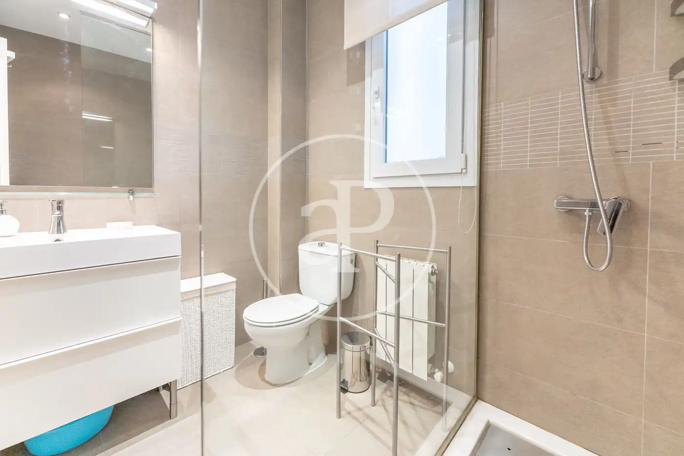 Bathroom of Flat for rent in Madrid  with Air Conditioner, Heating and Private garden