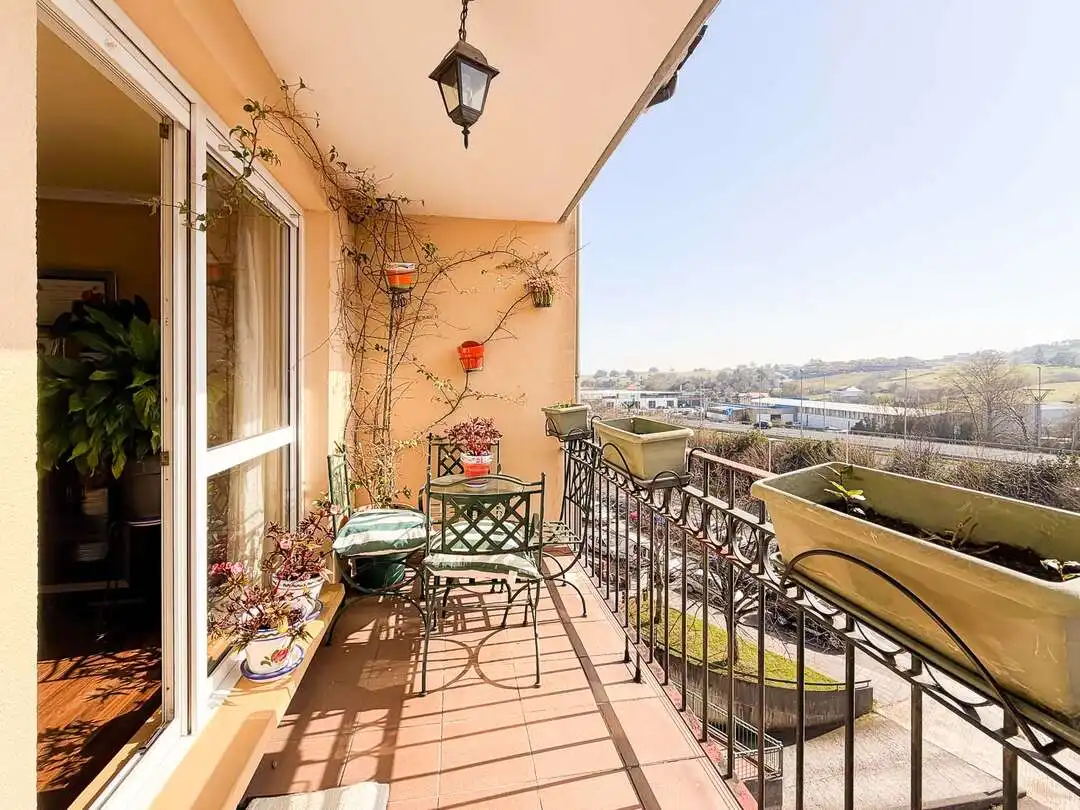 Terraza de Piso en venta en Santa Cruz de Bezana con Calefacción, Terraza y Trastero