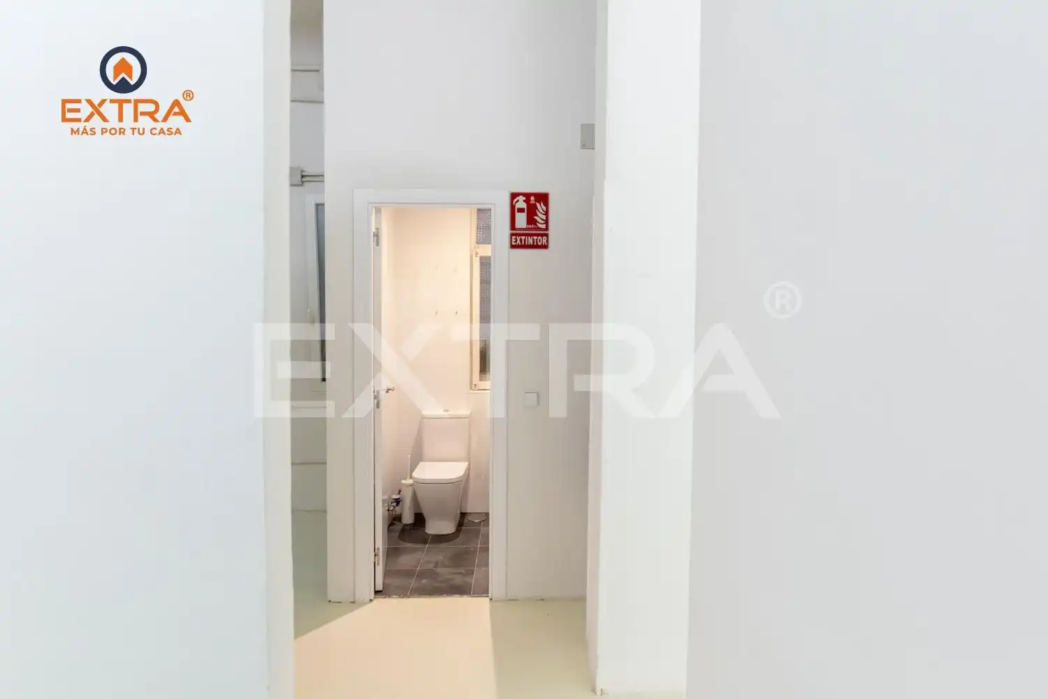 Bany de Local en venda en Madrid amb Aire condicionat