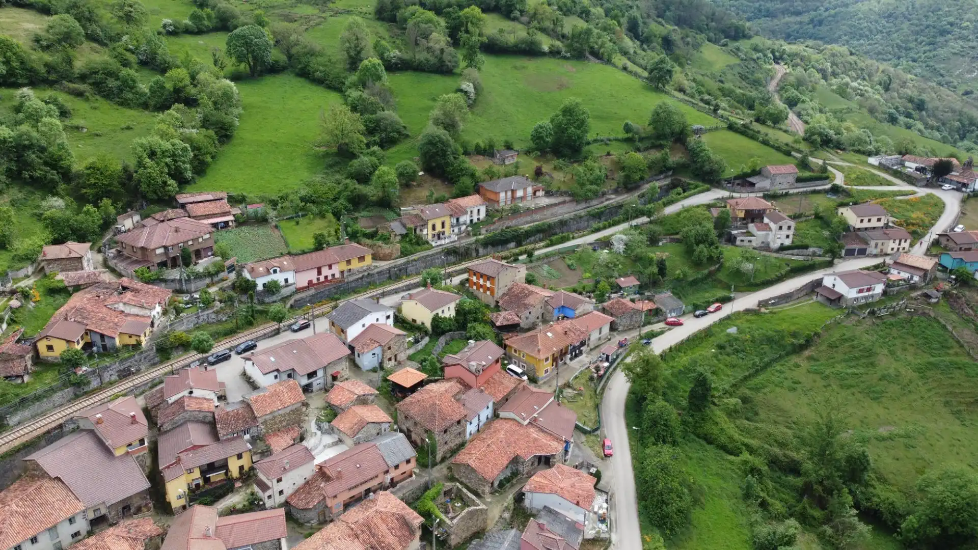 Vista exterior de Casa o xalet en venda en Lena amb Calefacció, Terrassa i Traster