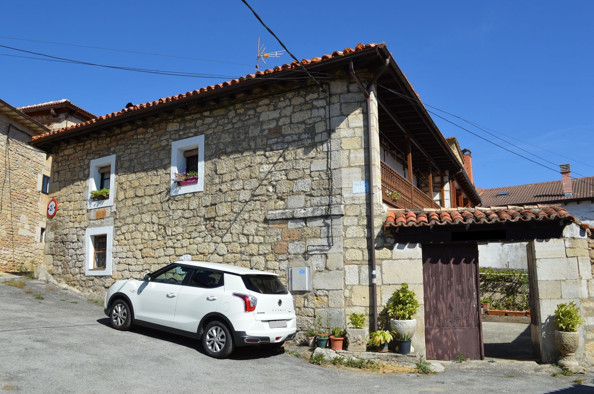 Vista exterior de Casa o xalet en venda en Valle de Valdebezana amb Terrassa, Traster i Moblat