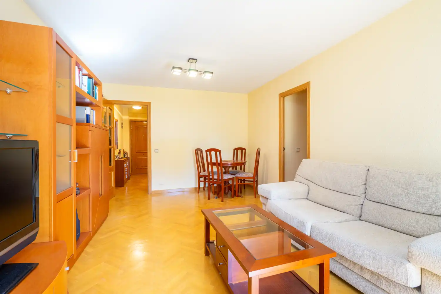 Sala de estar de Piso en venta en Móstoles con Calefacción, Terraza y Piscina comunitaria