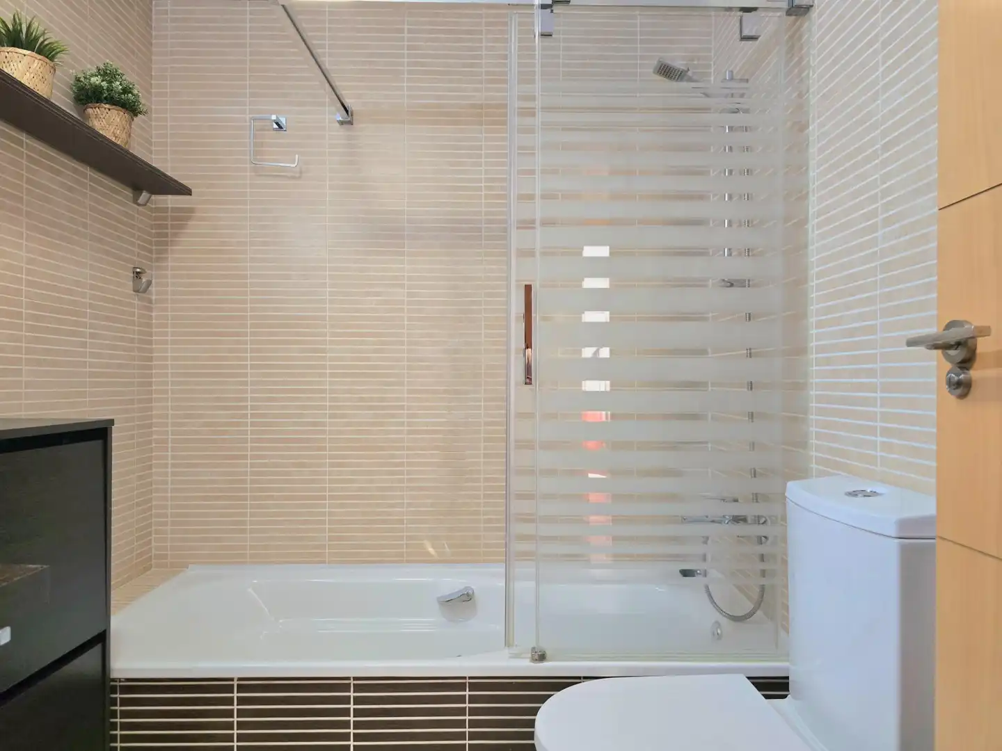 Baño de Apartamento de alquiler en Torremolinos con Aire acondicionado, Calefacción y Jardín privado