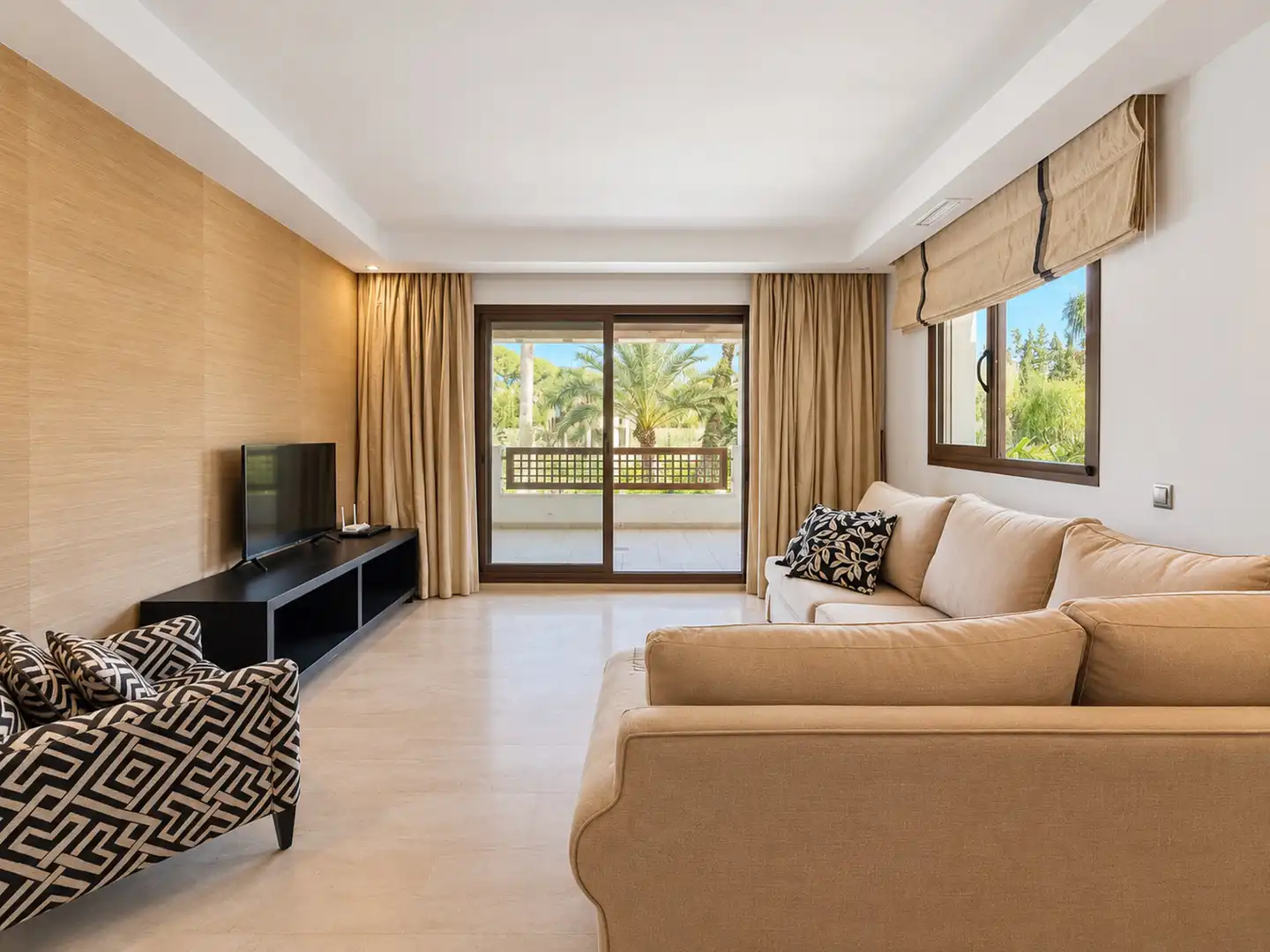 Wohnzimmer von Wohnungen zum Verkauf in Marbella mit Klimaanlage, Terrasse und Schwimmbad