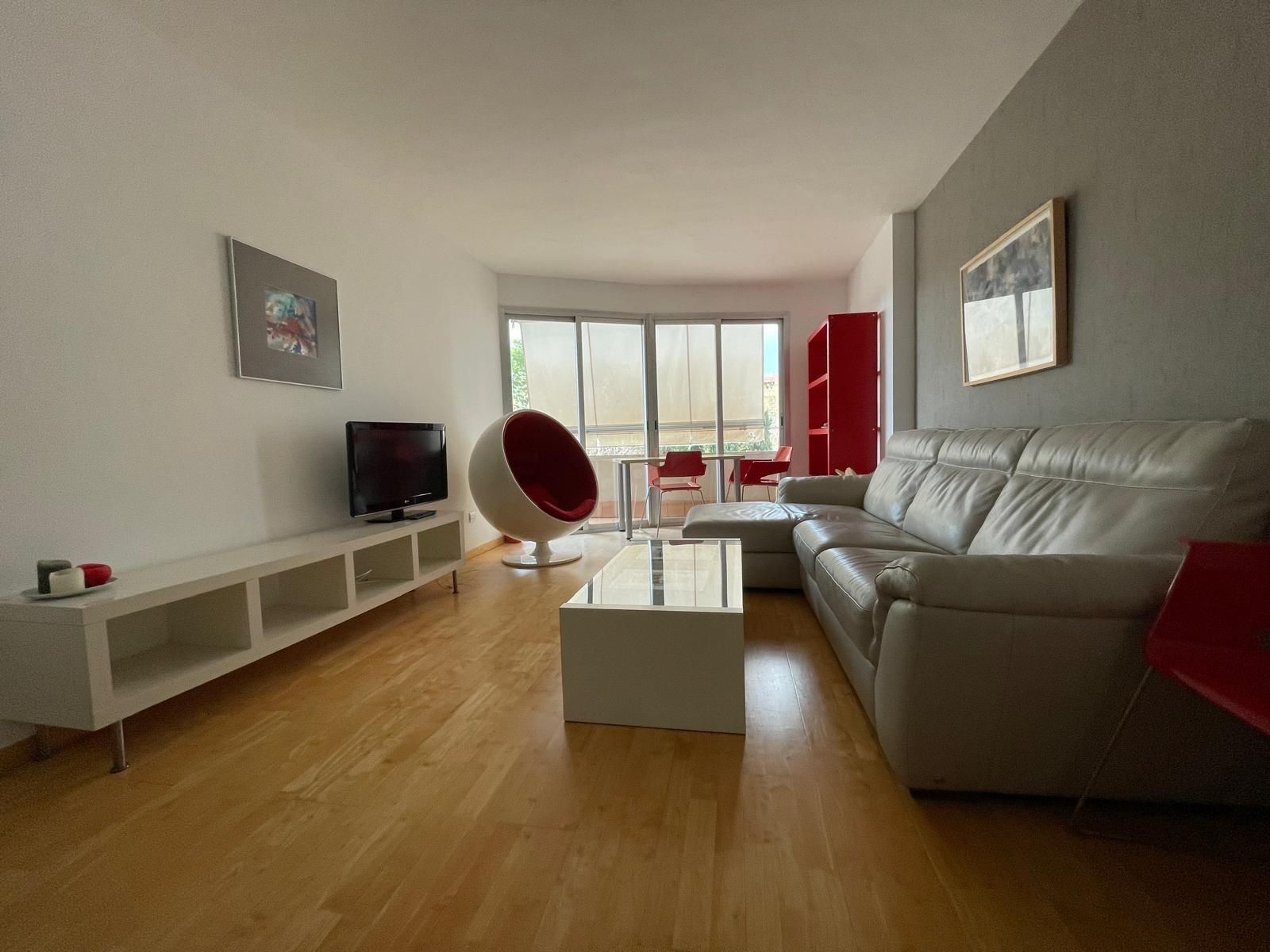 Sala d'estar de Pis de lloguer en  Palma de Mallorca amb Aire condicionat, Jardí privat i Terrassa