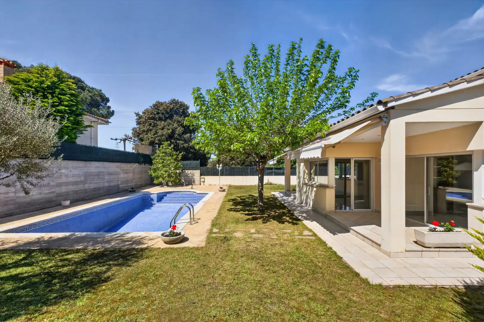 Piscina de Casa o chalet en venta en Aiguaviva con Aire acondicionado, Calefacción y Jardín privado