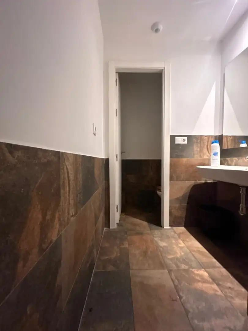 Badezimmer von Geschaftsraum zur Miete in Sevilla mit Klimaanlage und Heizung