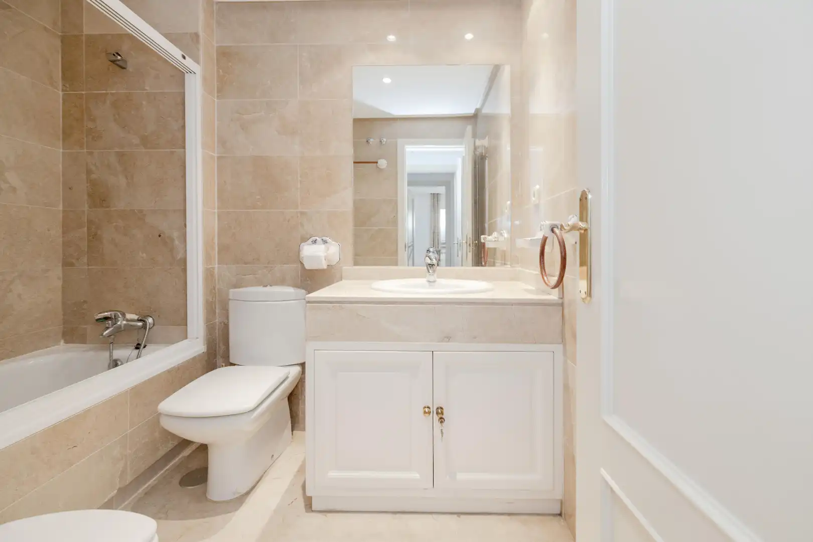 Bathroom of Flat for sale in Marbella  with Air Conditioner, Heating and Terrace