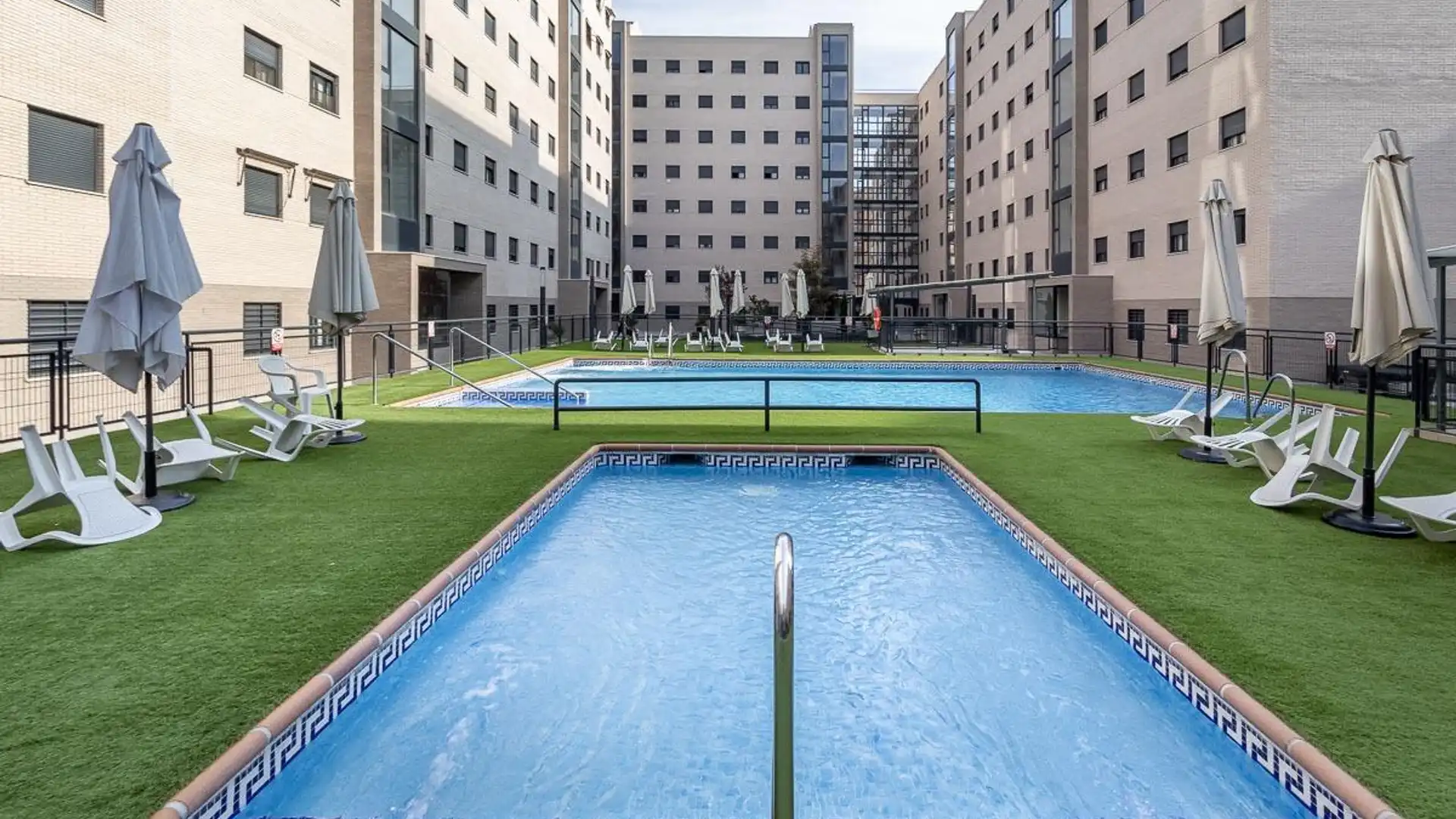 Piscina de Piso en venta en  Granada Capital con Calefacción, Terraza y Trastero