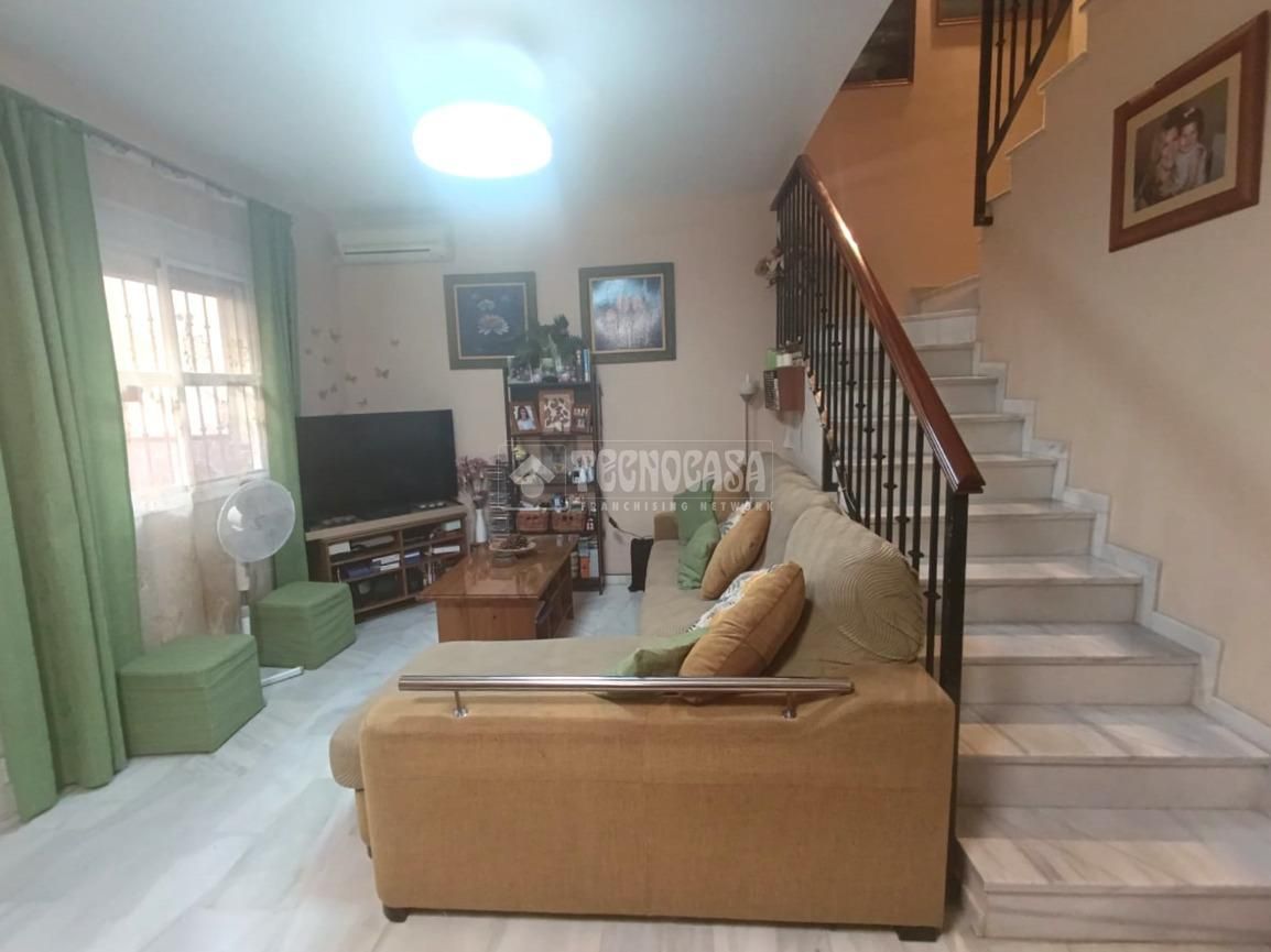 Sala d'estar de Casa adosada en venda en Alcalá de Guadaira amb Aire condicionat
