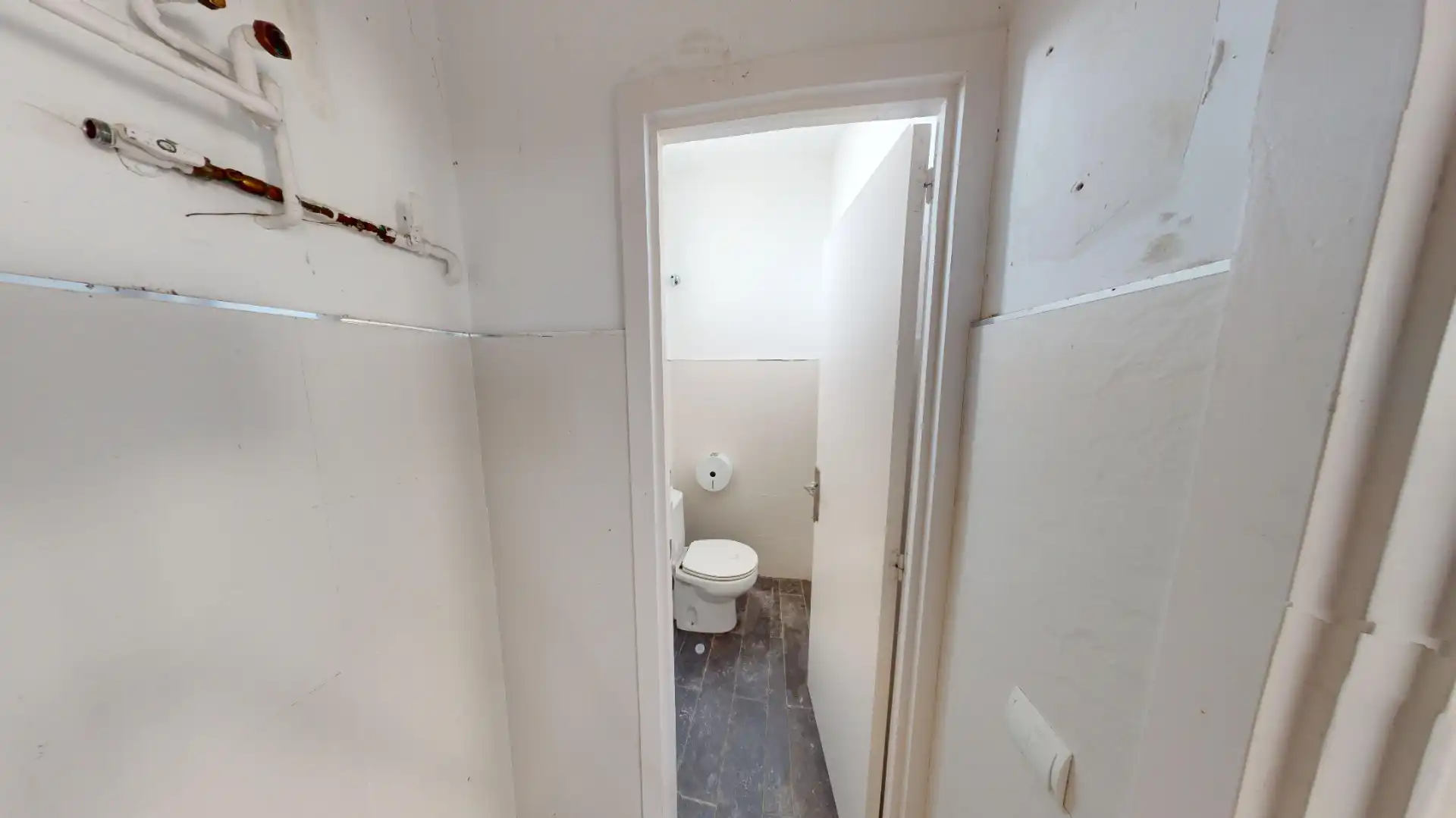 Bany de Local en venda en Rubí amb Parquet i Alarma