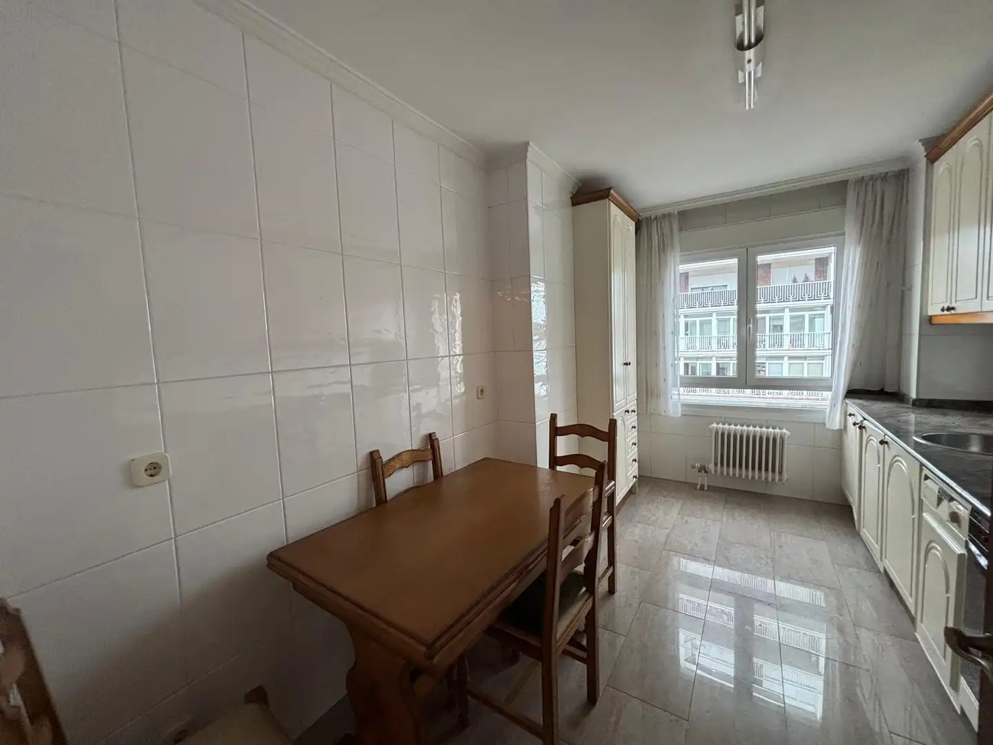 Habitación de Piso de alquiler en  Pamplona / Iruña con Calefacción, Parquet y Amueblado