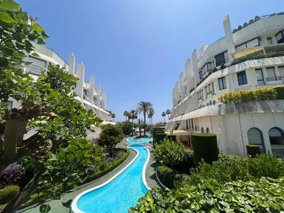 Vista exterior de Pis en venda en Marbella amb Aire condicionat, Terrassa i Piscina