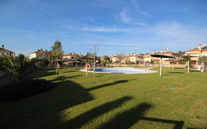 Jardí de Casa adosada en venda en Montequinto amb Aire condicionat, Traster i Piscina comunitària