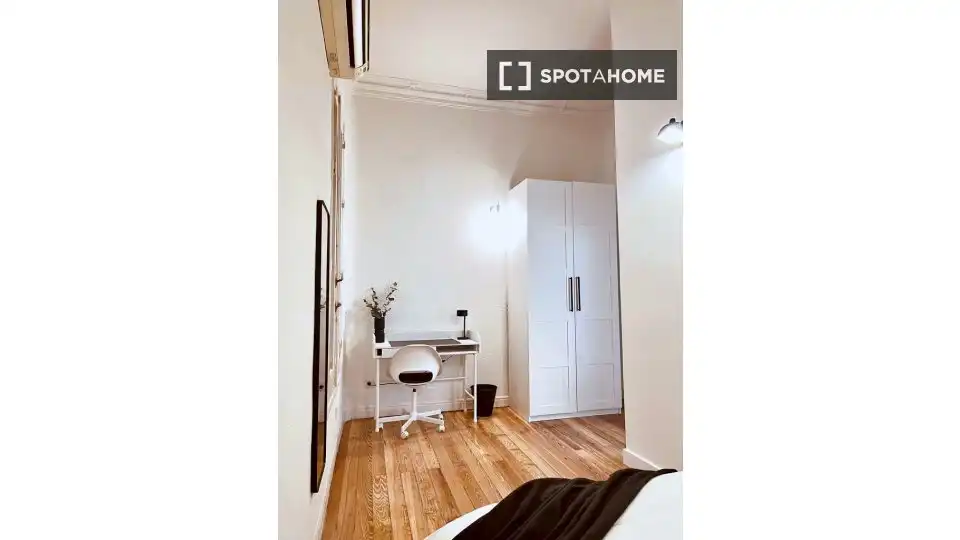 Bedroom of Flat for share in Madrid  with Air Conditioner, Heating and Furnished