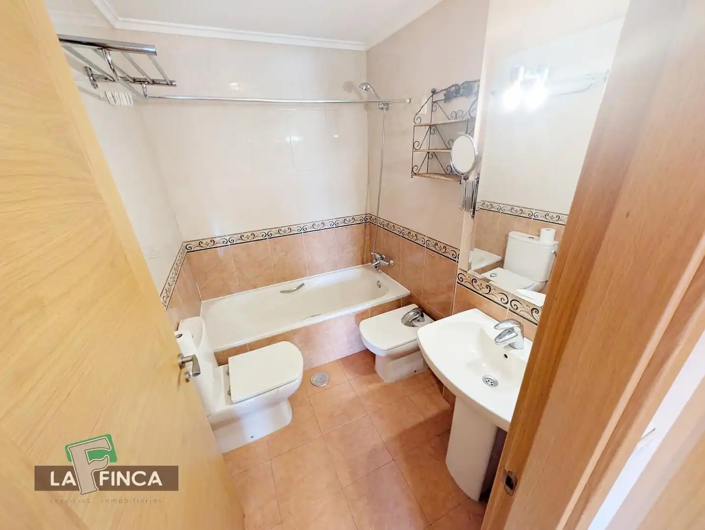Bany de Apartament en venda en Oviedo  amb Calefacció, Traster i Moblat