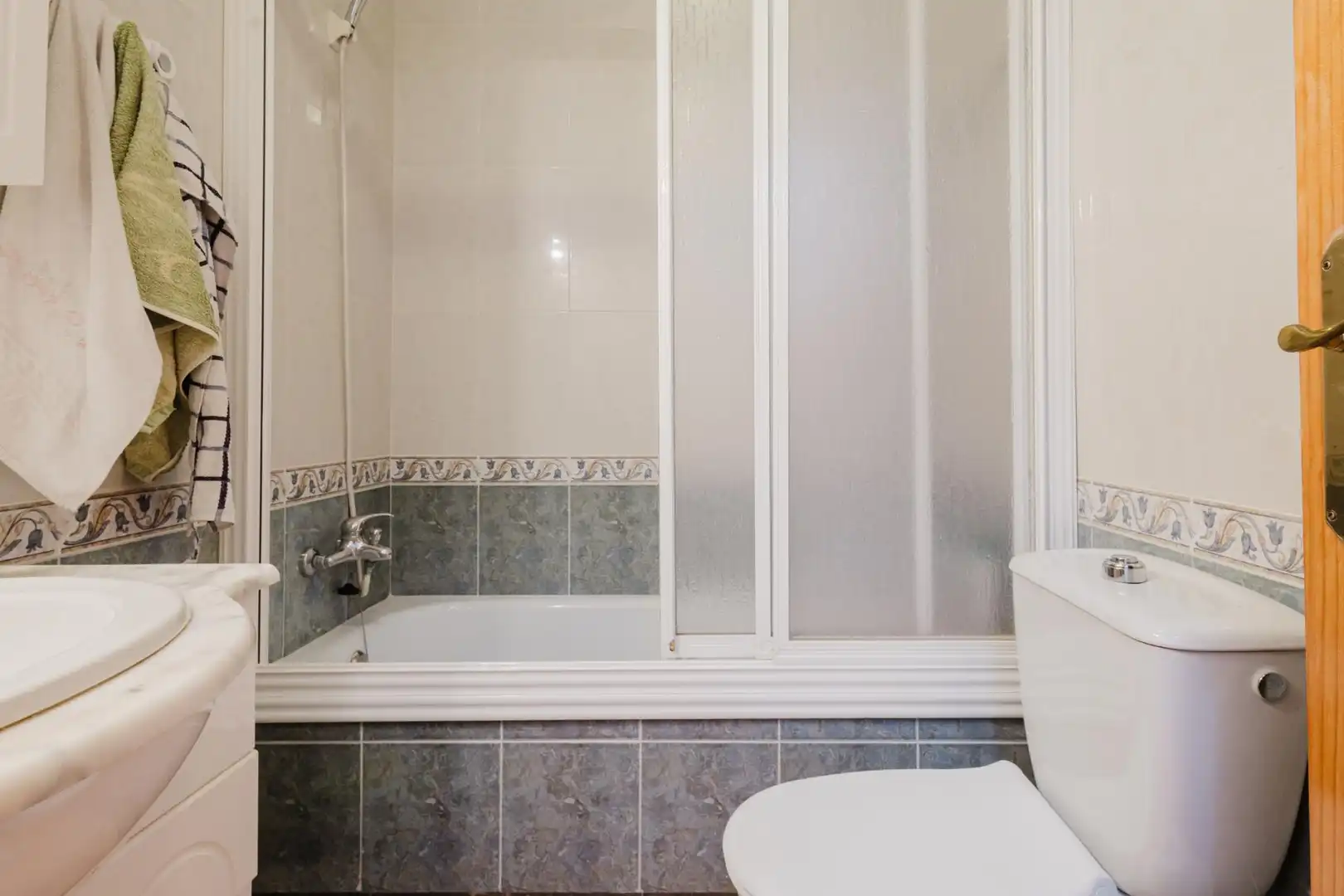 Baño de Apartamento en venta en Torrevieja con Terraza y Amueblado