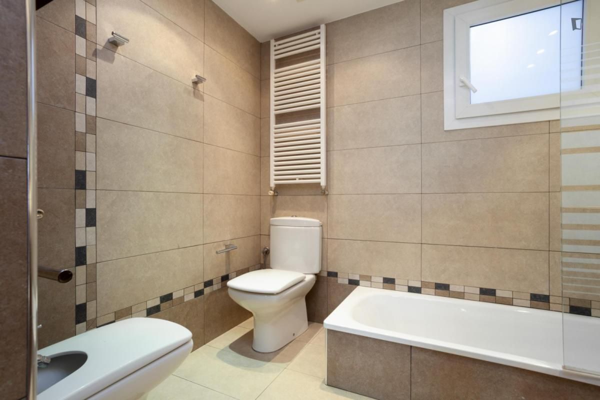 Bany de Apartament de lloguer en  Barcelona Capital amb Aire condicionat, Calefacció i Moblat
