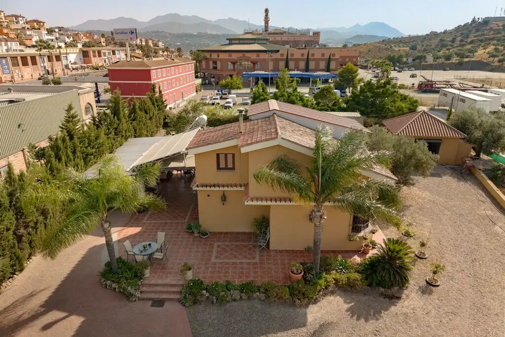 Detached house with garden for sale in Coín