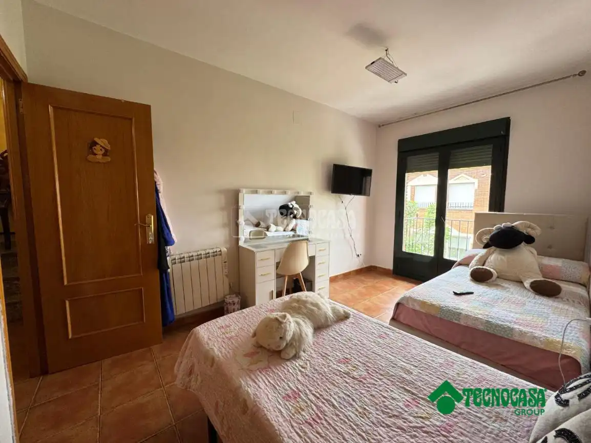 Habitación de Casa adosada en venta en Torrijos con Aire acondicionado, Calefacción y Jardín privado