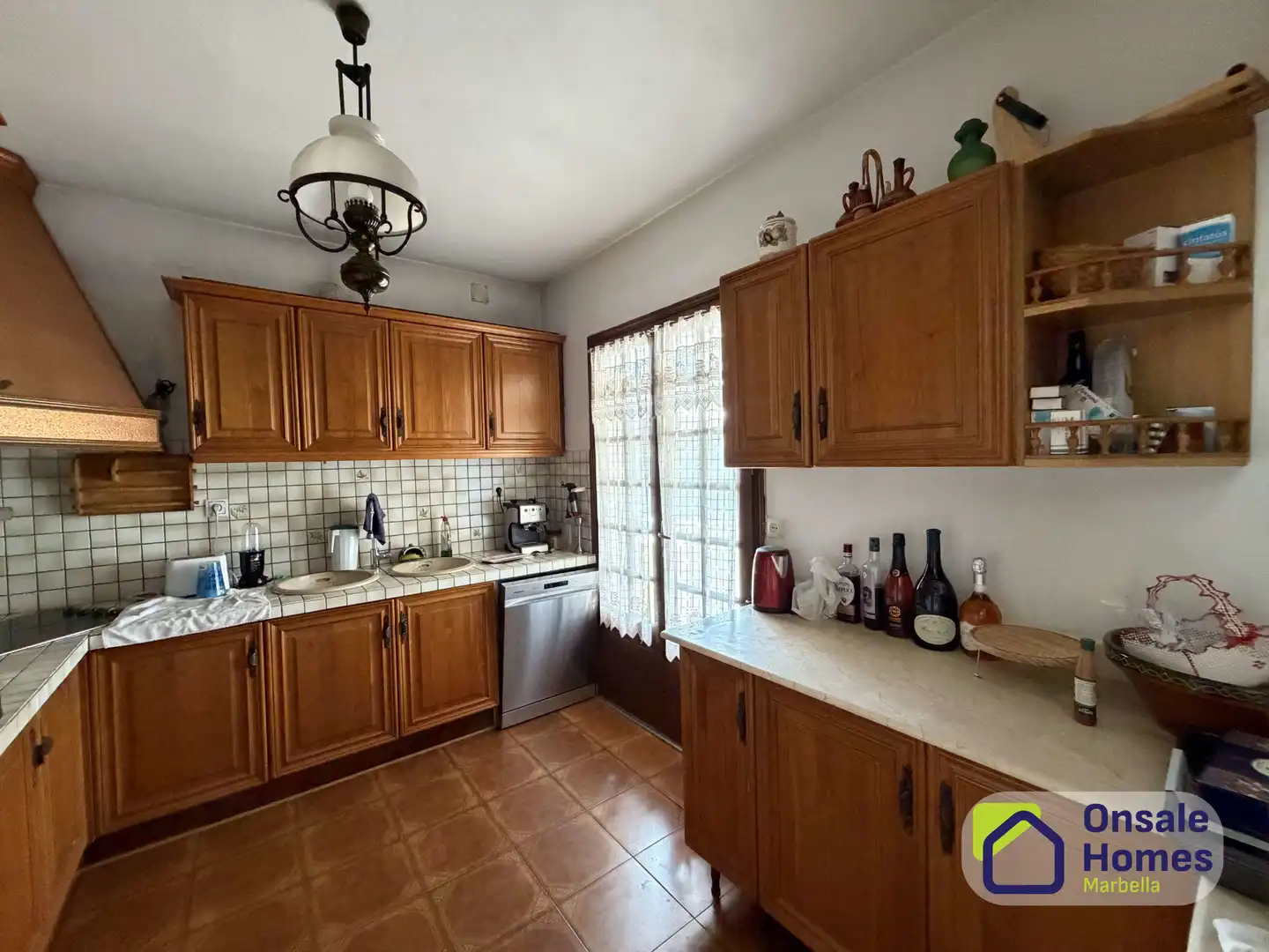 Cuina de Casa o xalet en venda en Estepona amb Jardí privat, Terrassa i Traster