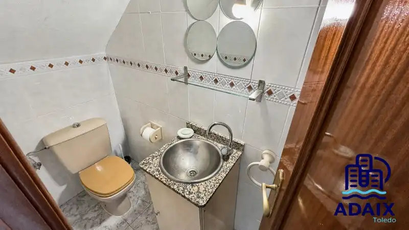 Baño de Casa adosada en venta en Huecas con Calefacción y Balcón