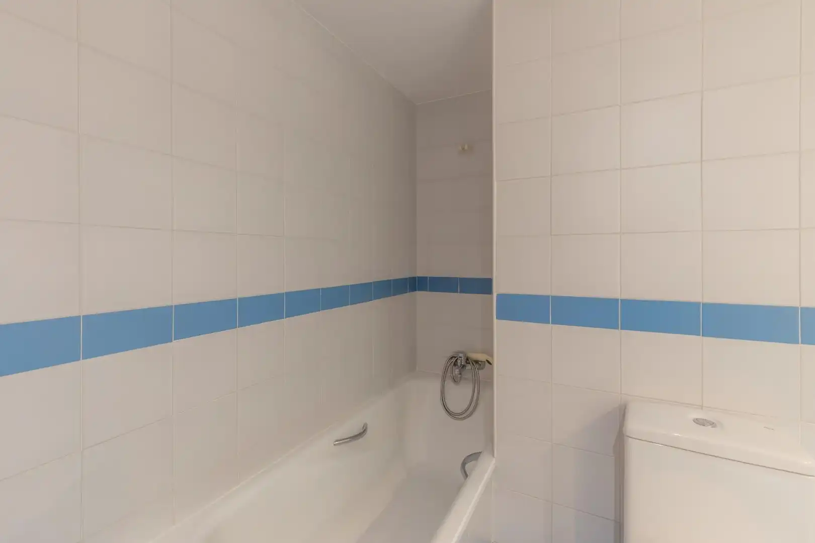 Bathroom of Flat for sale in Granada  with Air Conditioner and Heating