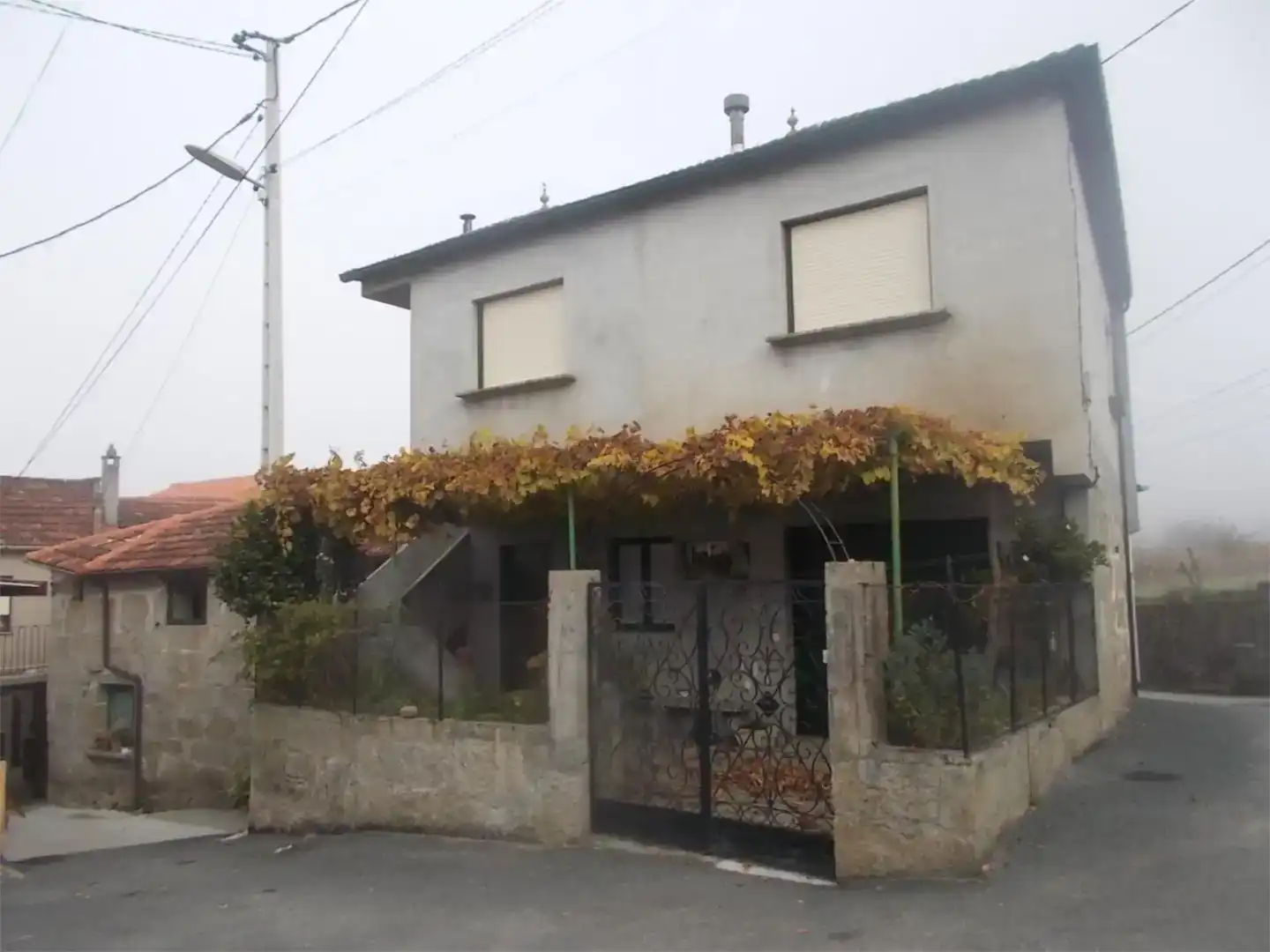 Vista exterior de Casa adosada en venda en Leiro amb Jardí privat, Traster i Moblat