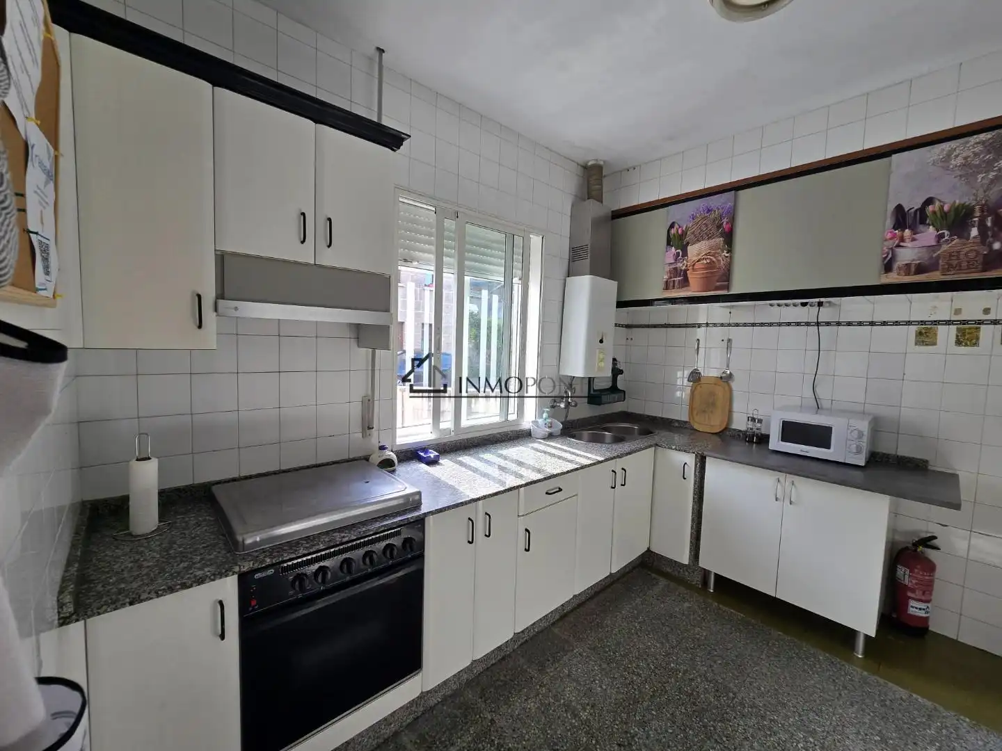 Cuina de Casa o xalet en venda en Bueu amb Calefacció, Traster i Moblat