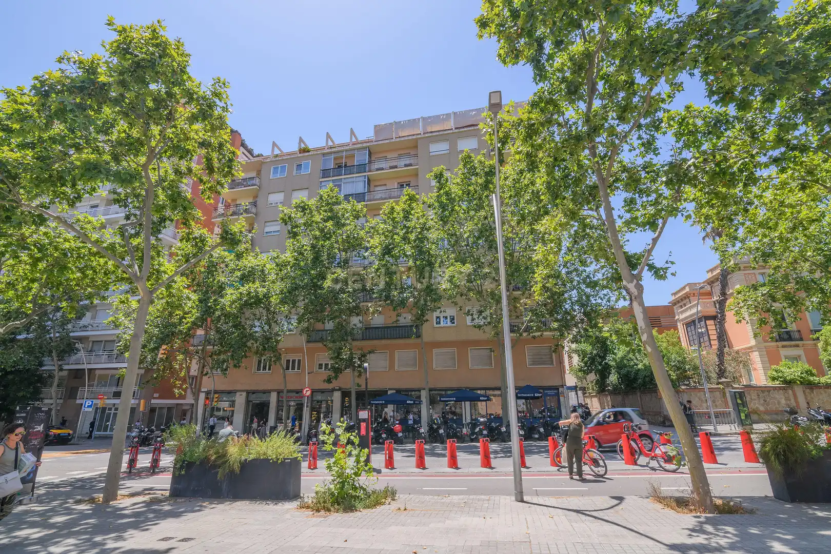 Außenansicht von Wohnung zum Verkauf in Barcelona mit Klimaanlage, Ofen und Mikrowelle