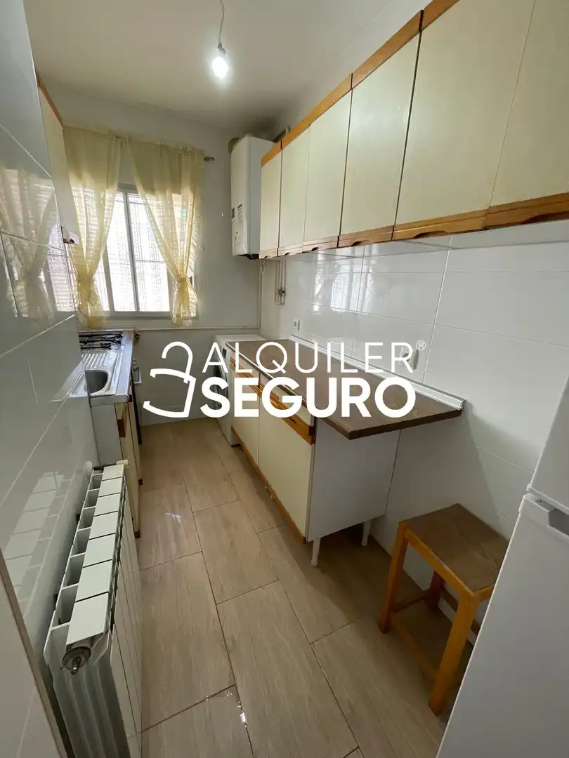 Cuina de Pis de lloguer en Madrid amb Calefacció, Terrassa i Moblat