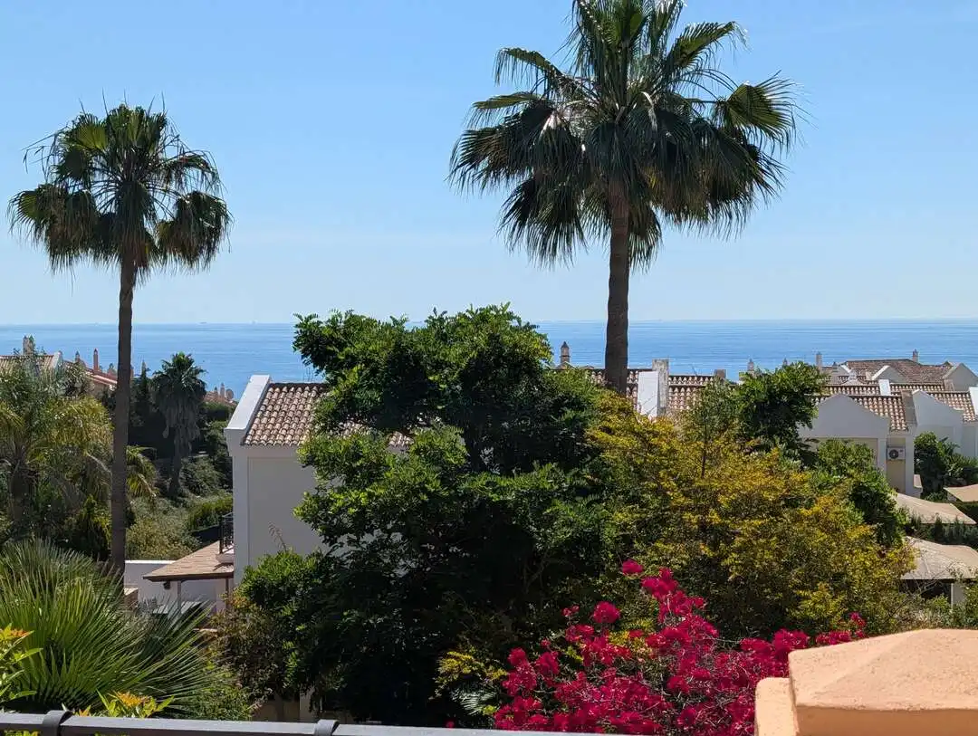 Vista exterior de Casa o chalet en venta en La Alcaidesa con Aire acondicionado, Calefacción y Jardín privado