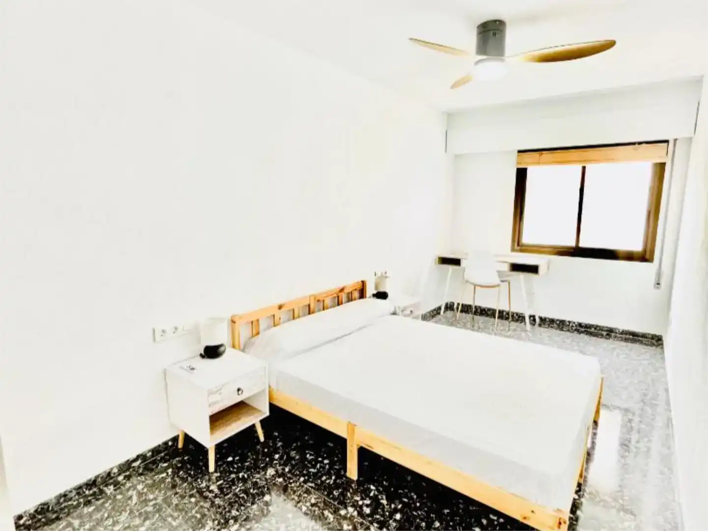 Schlafzimmer von Wohnung zur Miete in  Valencia Capital mit Klimaanlage und Balkon