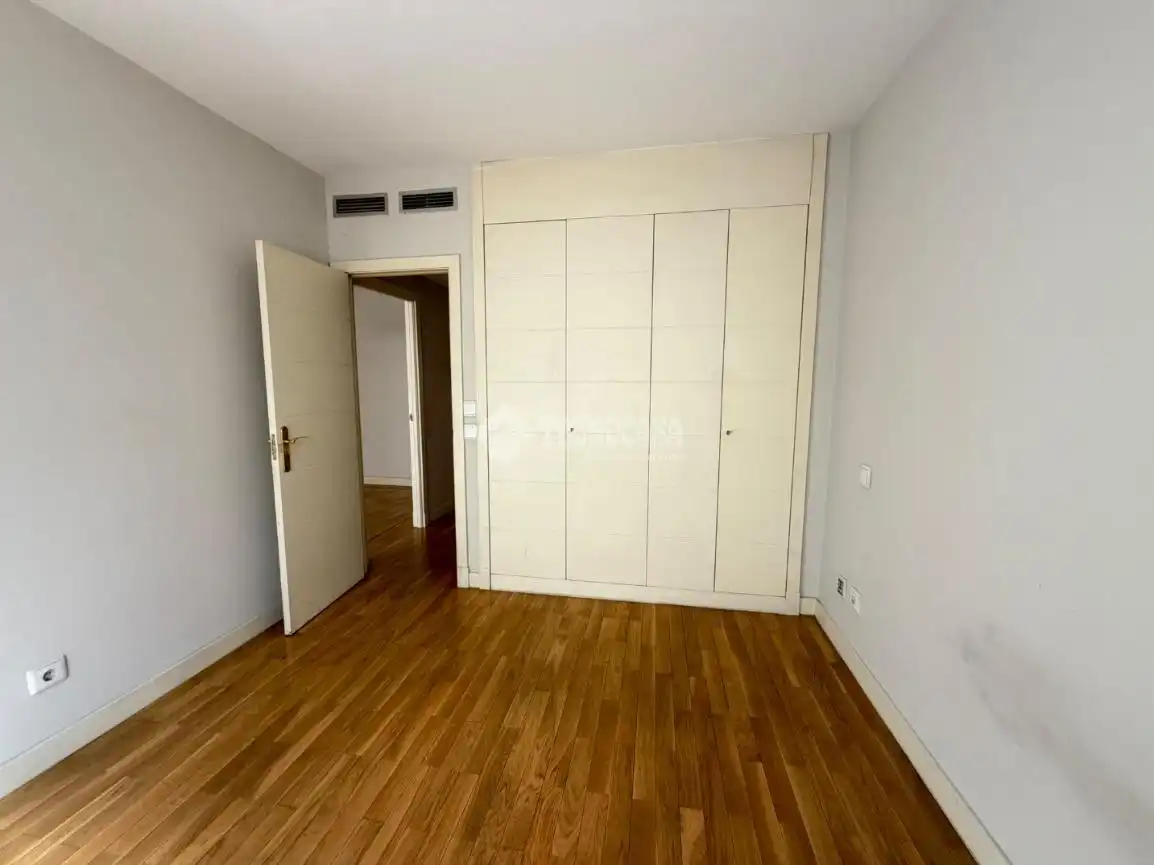 Schlafzimmer von Wohnung zur Miete in Madrid mit Klimaanlage, Heizung und Terrasse