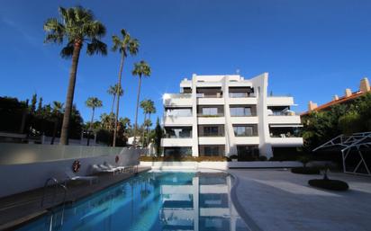 Vista exterior de Planta baixa en venda en Marbella amb Aire condicionat, Terrassa i Piscina