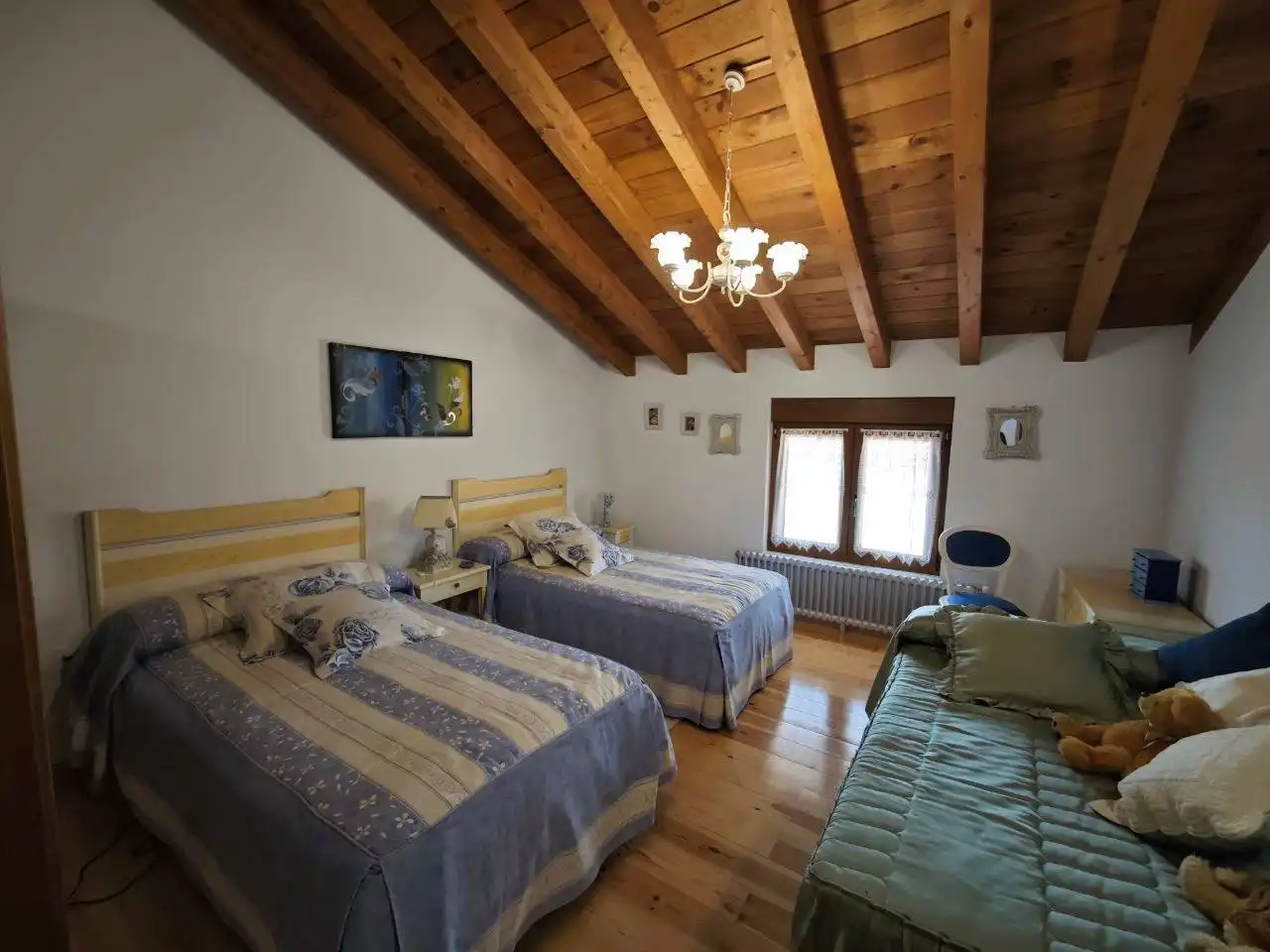 Dormitori de Casa adosada en venda en Rebolledo de la Torre amb Calefacció, Parquet i Moblat
