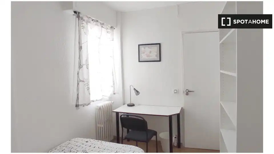 Habitación de Piso de alquiler en Zaragoza con Aire acondicionado, Calefacción y Amueblado