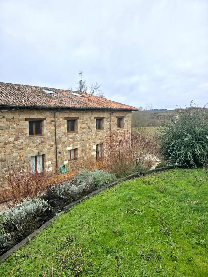 Vista exterior de Casa o xalet en venda en Aguilar de Campoo amb Calefacció, Jardí privat i Moblat
