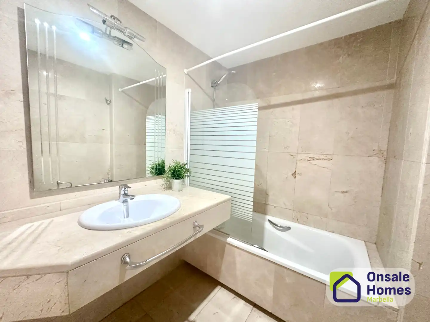 Baño de Piso en venta en Marbella con Aire acondicionado, Terraza y Trastero