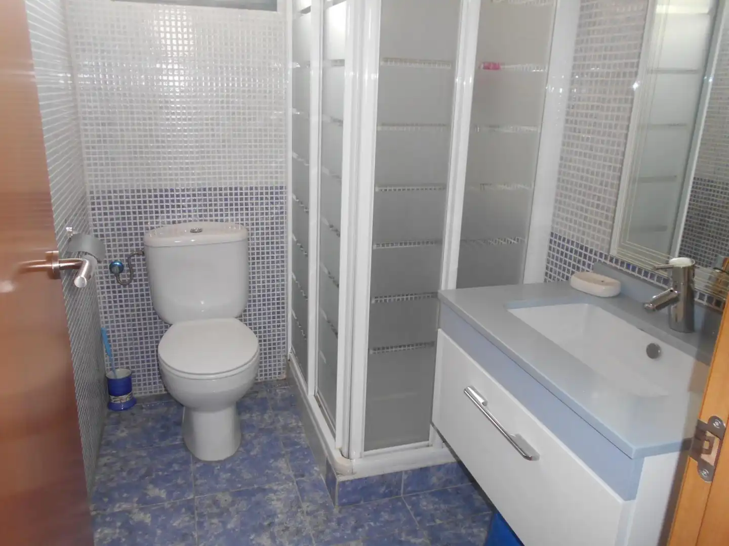 Baño de Piso de alquiler en Oliva con Aire acondicionado, Amueblado y Balcón