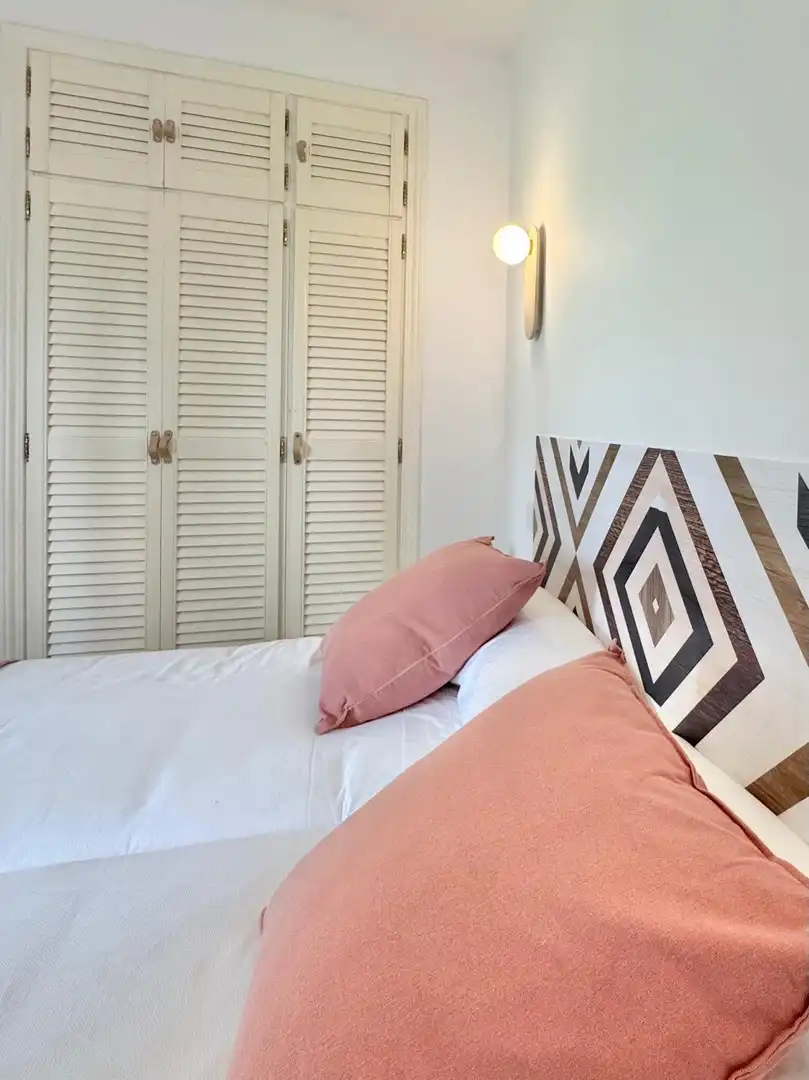 Schlafzimmer von Erdgeschoss zur Miete in Estepona mit Klimaanlage, Terrasse und Schwimmbad